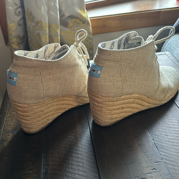 TOMS Natural Burlap Desert Espadrille Wedge Bootie, size 8 - Picture 3 of 7
